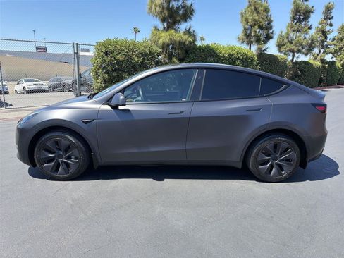 Used 2025 Tesla Model Y Long Range AWD/4WD image 2