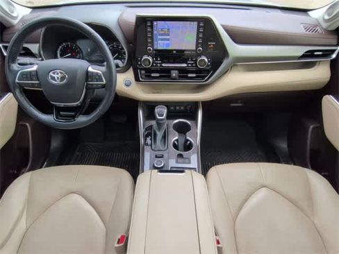Used 2021 Toyota Highlander Limited image 15