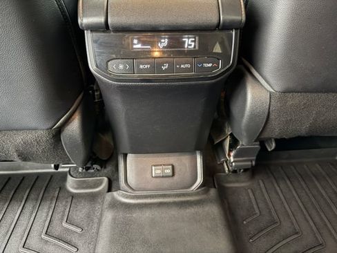 Used 2023 Toyota Highlander XLE FWD image 31