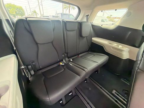 Used 2024 Kia Carnival EX FWD image 15