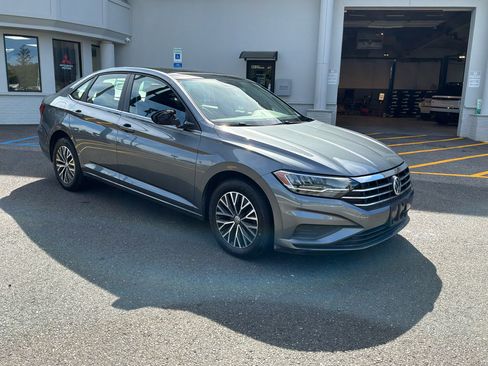 Used 2019 Volkswagen Jetta SE w/ Cold Weather Package FWD image 4
