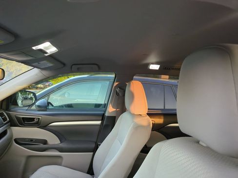 Used 2018 Toyota Highlander LE FWD image 6