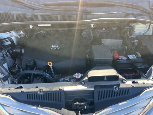 Used 2017 Toyota Sienna LE image 21