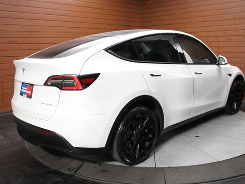 Used 2021 Tesla Model Y Long Range image 24