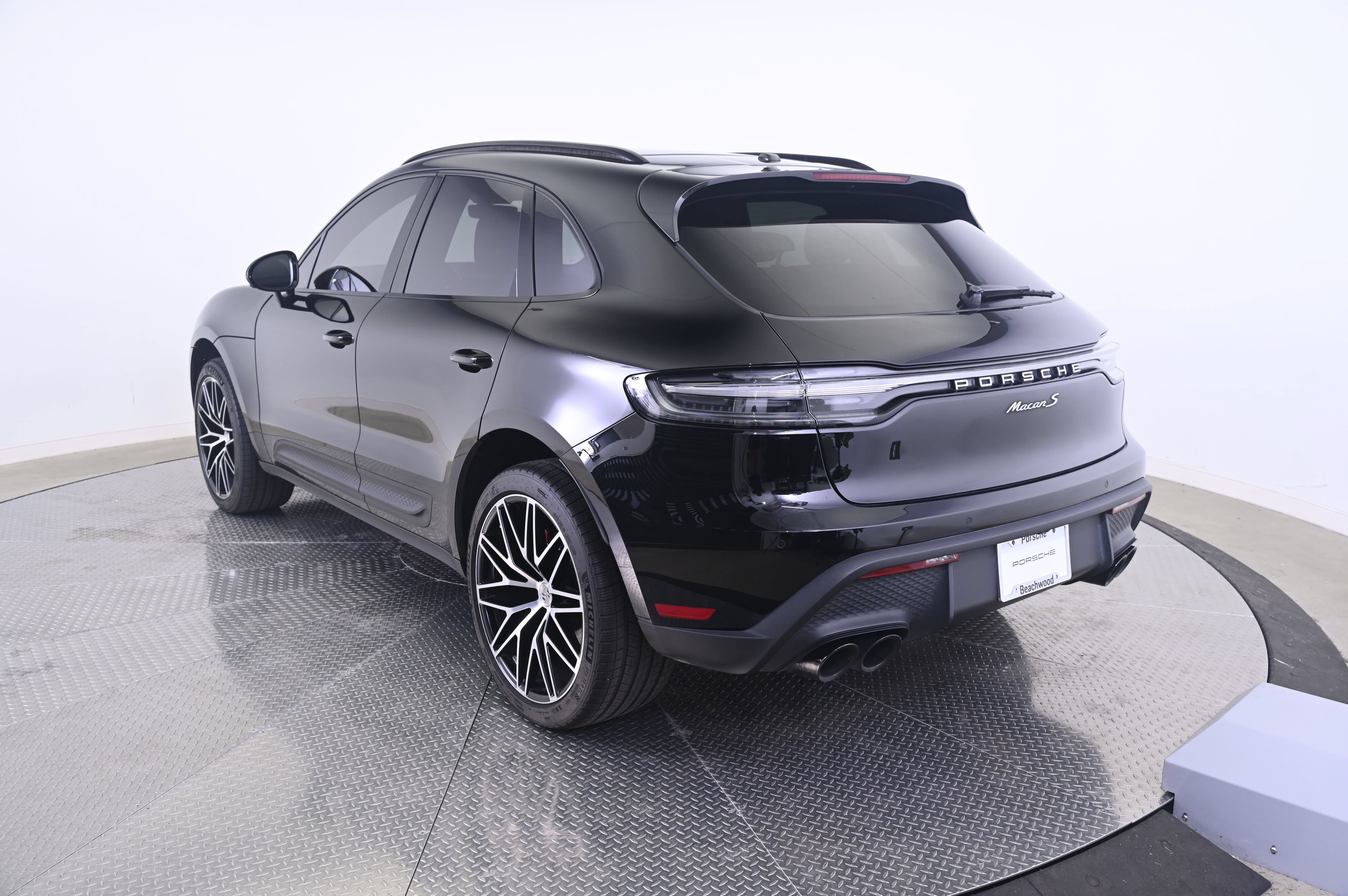 Certified 2023 Porsche Macan S AWD/4WD image 3
