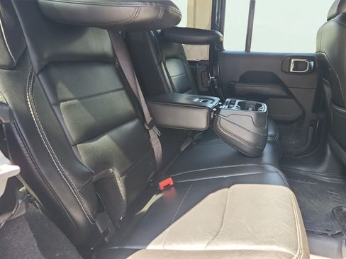 Used 2018 Jeep Wrangler Unlimited Sahara AWD/4WD image 17