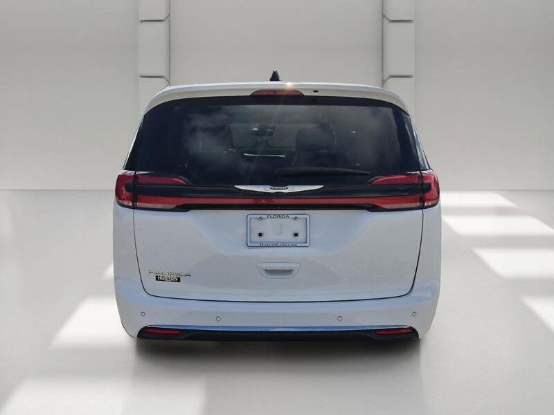 Used 2024 Chrysler Pacifica Touring-L FWD image 4