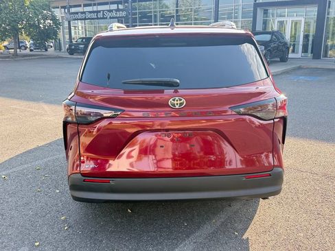 Used 2026 Toyota Sienna LE FWD image 7
