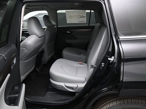 New 2026 Toyota Highlander Limited image 11