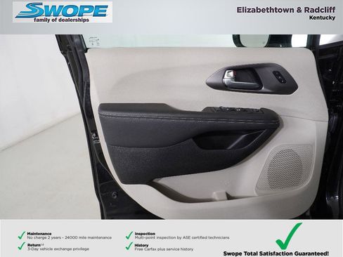 Certified 2024 Chrysler Pacifica Touring-L image 14