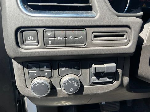 Used 2021 Chevrolet Suburban LT w/ LT Signature Package AWD/4WD image 11