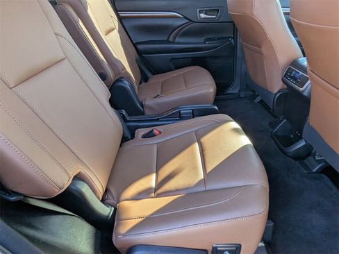 Used 2018 Toyota Highlander Limited Platinum image 18