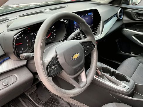 Used 2025 Chevrolet Trax LS w/ LS Convenience Package FWD image 17