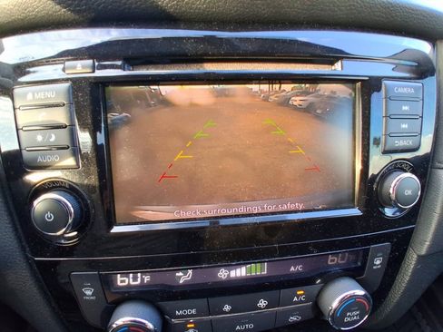 Used 2018 Nissan Rogue SV image 8