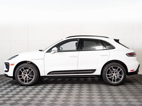 Certified 2025 Porsche Macan image 2