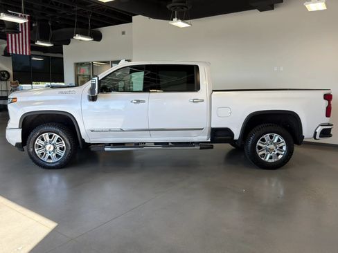 Used 2024 Chevrolet Silverado 2500 High Country w/ High Country Premium Package AWD/4WD image 4