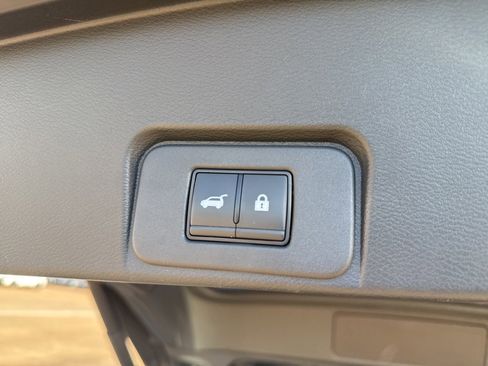 Certified 2025 Nissan Rogue SV image 25