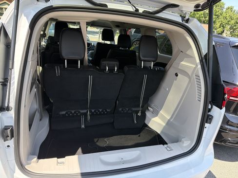 Used 2023 Chrysler Pacifica Touring-L AWD/4WD image 28