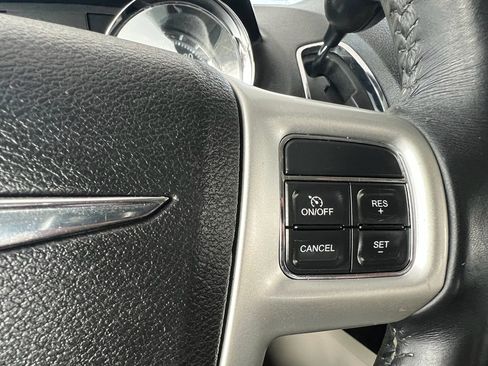 Used 2016 Chrysler Town & Country Touring image 18