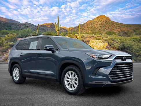 Used 2025 Toyota Grand Highlander FWD image 2