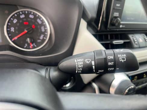 Used 2022 Toyota RAV4 XLE Premium image 11