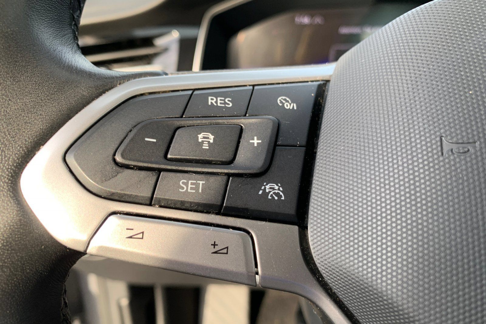 Used 2025 Volkswagen Jetta SE FWD image 28