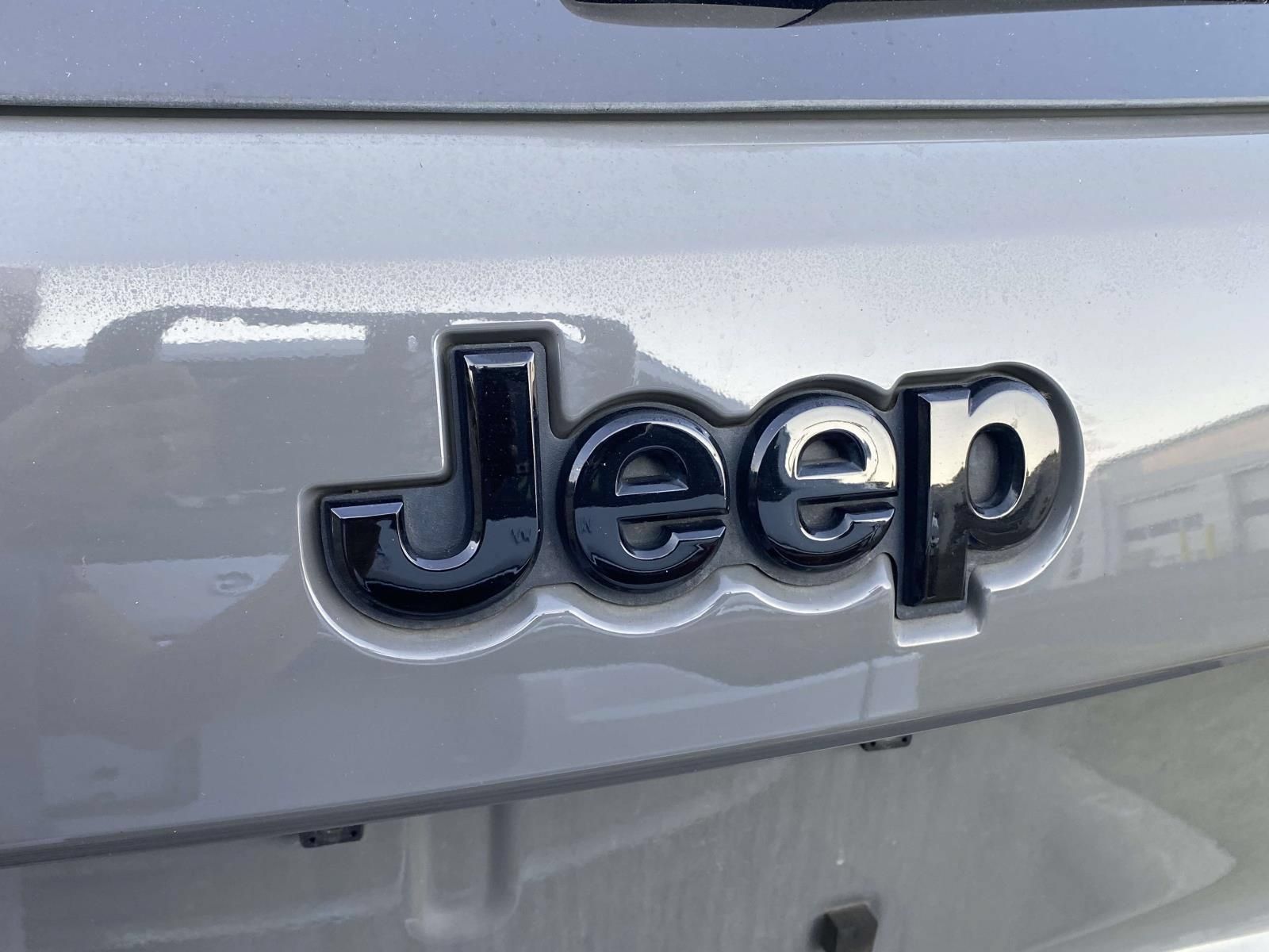 Used 2020 Jeep Grand Cherokee Altitude AWD/4WD image 12