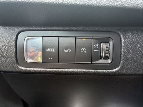 Used 2025 Chevrolet Traverse LT AWD/4WD image 21