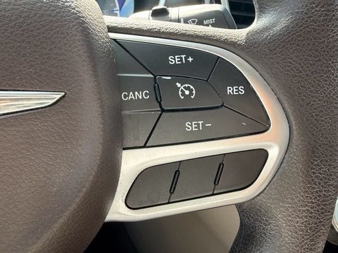 Used 2017 Chrysler Pacifica Touring w/ Tire & Wheel Group FWD image 29