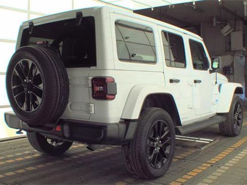 Used 2023 Jeep Wrangler Unlimited Sahara w/ Cold Weather Group AWD/4WD image 5