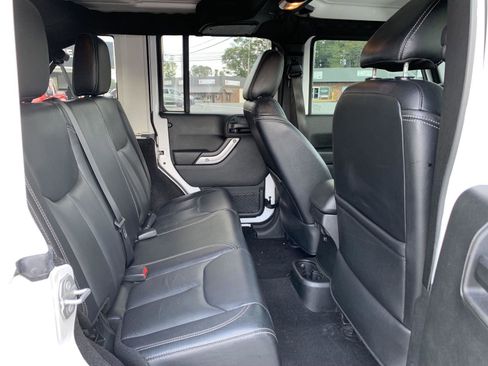 Used 2017 Jeep Wrangler Unlimited Sahara w/ Connectivity Group image 27