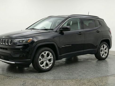 Used 2025 Jeep Compass Latitude AWD/4WD image 3