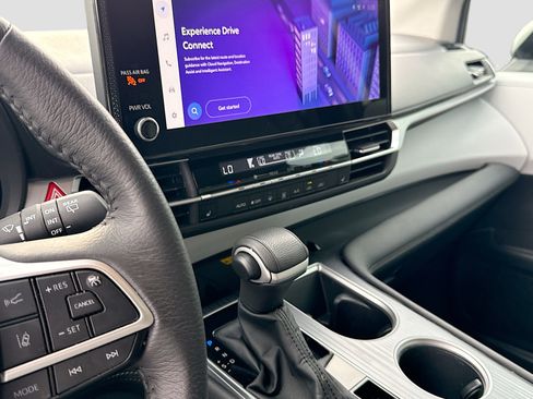 Used 2025 Toyota Sienna XLE FWD image 27