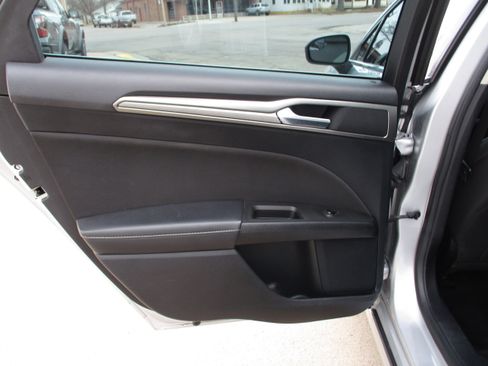 Used 2018 Ford Fusion SE w/ Fusion SE Technology Package image 16