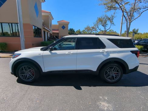 Certified 2025 Ford Explorer ST-Line w/ Premium Package image 7