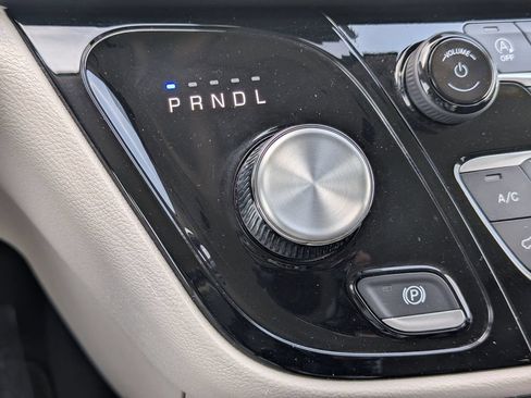 Used 2024 Chrysler Pacifica Touring-L FWD image 25