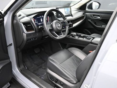 Used 2024 Nissan Rogue Platinum AWD/4WD image 2