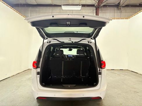 Certified 2025 Chrysler Pacifica Limited image 10