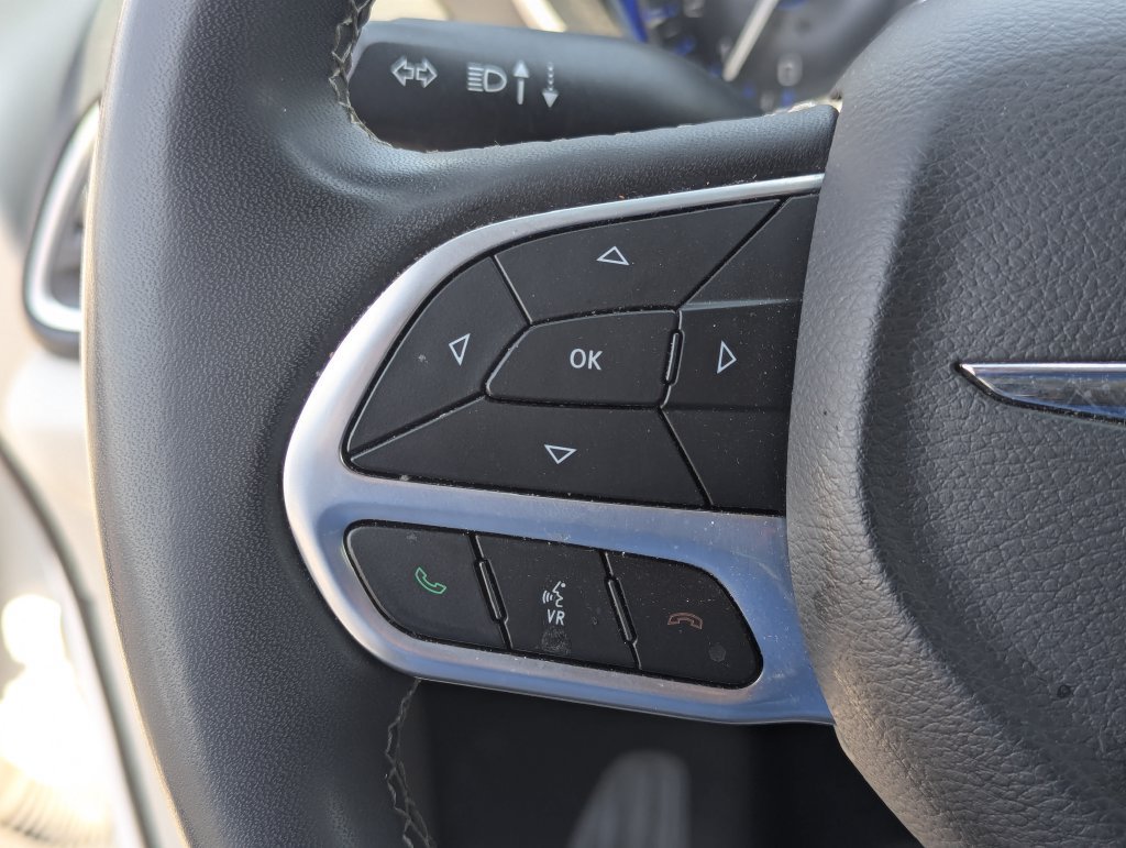 Used 2023 Chrysler Pacifica Touring-L FWD image 19