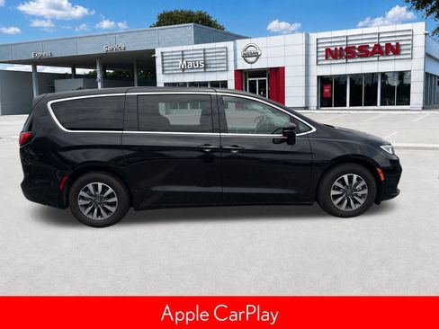 Used 2024 Chrysler Pacifica Limited FWD image 3