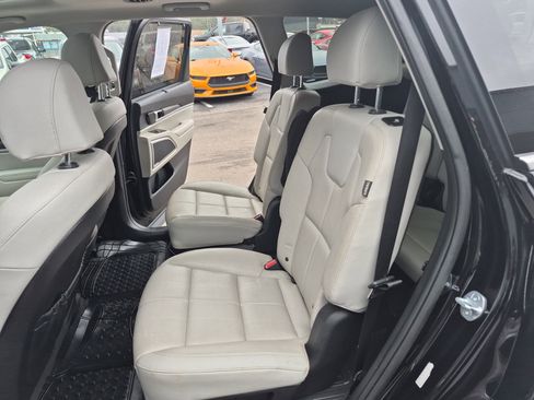 Used 2024 Kia Telluride EX w/ EX Captain's Chair Package image 15
