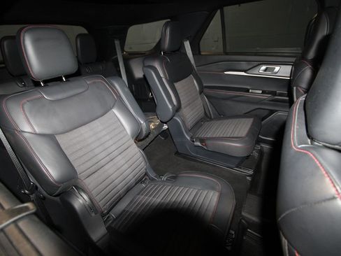 Used 2025 Ford Explorer ST-Line w/ Premium Package image 26