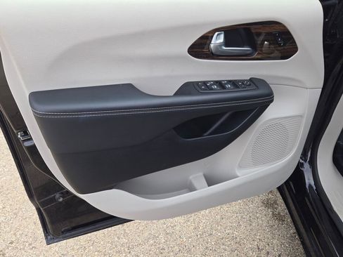 Used 2024 Chrysler Pacifica Limited FWD image 19