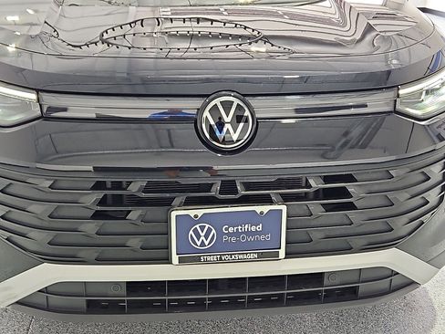 Certified 2025 Volkswagen Tiguan SE FWD image 10