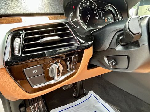 Used 2018 BMW 530i xDrive image 21