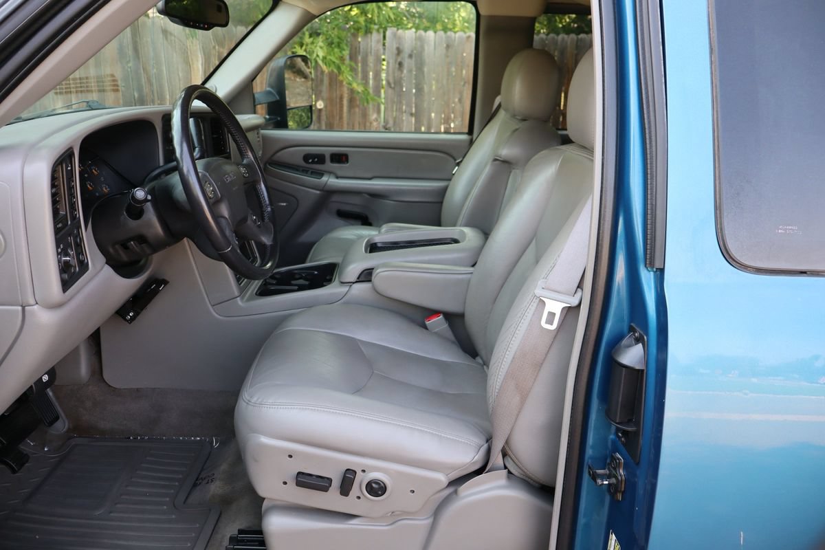 Used 2004 GMC Sierra 2500 SLT w/ Heavy-Duty Power Package AWD/4WD image 19