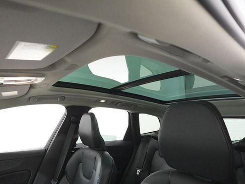 Used 2023 Volvo XC60 B5 Core image 12