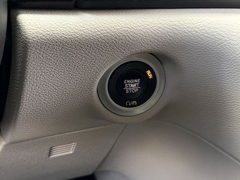 Used 2020 Chrysler Pacifica Touring w/ Advanced Safetytec Group FWD image 18