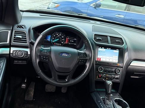 Certified 2017 Ford Explorer XLT w/ Equipment Group 202A image 5