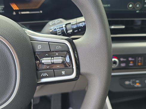 Certified 2026 Kia Carnival LX FWD image 32